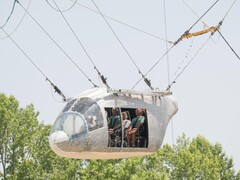 Model nadwozia samolotu wiszący 35 stóp w powietrzu (Źródło zdjęcia: NASA i Mark Knopp; przycięte)