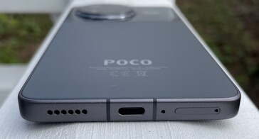 Dół: głośnik, USB-C 2.0, mikrofon, dual-SIM (źródło obrazu: Manuel Masiero)