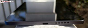 po prawej: mikrofon, USB-C 2.0, głośnik