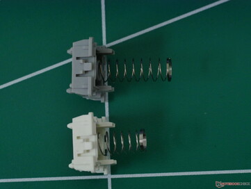 Wooting Lekker Tikken (góra) vs Lekker L60 V2 (dół) długość sprężyny.