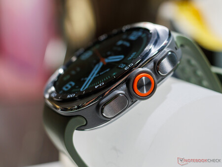 Widok z boku zegarka Samsung Galaxy Watch Ultra 2 (na zdjęciu)