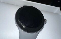 Pixel Watch ma znacznie grubszą ramkę niż sugerują marketingowe rendery. (Źródło obrazu: u/Suckmyn00dle)