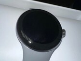 Pixel Watch ma znacznie grubszą ramkę niż sugerują marketingowe rendery. (Źródło obrazu: u/Suckmyn00dle)