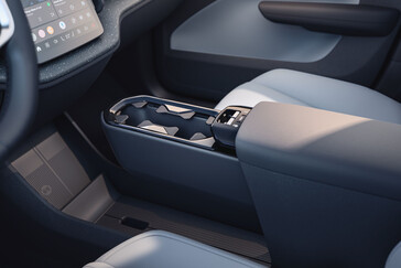 Volvo EX30 ma dobrze wyposażone wnętrze, w tym bezprzewodową podkładkę do ładowania telefonu na konsoli środkowej. (Źródło zdjęcia: Volvo)