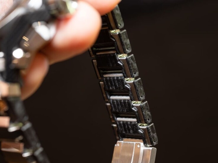 Zdjęcie wewnętrznego paska zegarka Casio G-Shock MTG-B4000D-1A. (Źródło zdjęcia: Impress Watch)