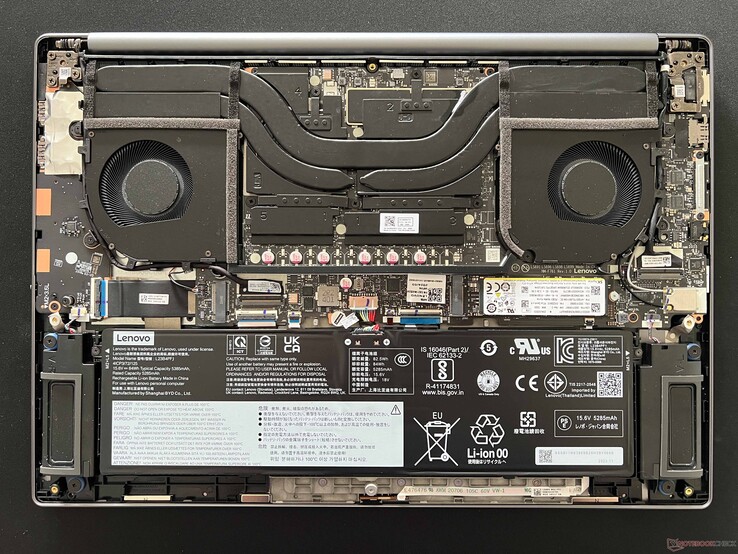 Yoga Pro 9 16IMH9 RTX 4070 dla porównania, aby pokazać brak większych różnic wewnętrznych