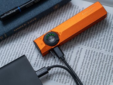 Latarkę Olight ArkPro Ultra można ładować za pomocą portu USB-C.