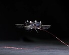 Robot przypominający pszczołę w locie (źródło obrazu: David von Blohn/CNN; przycięty zrzut ekranu)