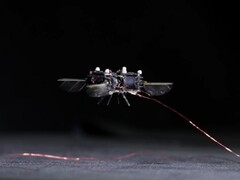 Robot przypominający pszczołę w locie (źródło obrazu: David von Blohn/CNN; przycięty zrzut ekranu)