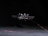 Robot przypominający pszczołę w locie (źródło obrazu: David von Blohn/CNN; przycięty zrzut ekranu)