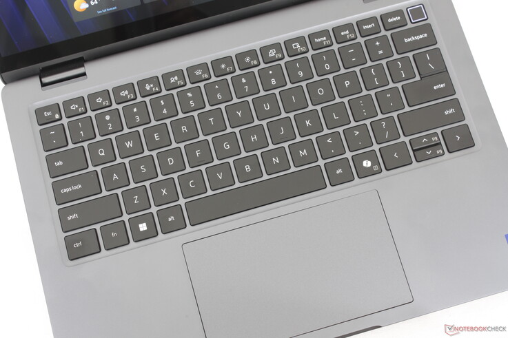 Klawisze są nieco większe i zapewniają wyraźniejsze wyczucie niż klawisze w starszym modelu Latitude 7450 2-w-1. Touchpad o wymiarach 12,5 x 7,2 cm