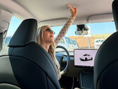 Model Y Standard jest wyposażony w przeszklony dach. (Źródło zdjęcia: Kim Java/YT)