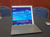 Koncepcja zwijanego laptopa firmy Lenovo. (Źródło: Notebookcheck via YouTube)