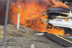 Tesla Model Y mężczyzny zapaliła się na autostradzie w Kalifornii, a Tesla najwyraźniej dała mu zimne ramię, gdy szuka odpowiedzi. (Źródło zdjęcia: Bishal Malla na Twitterze)