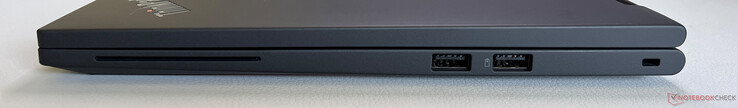 Prawa strona: Czytnik SmartCard, USB-A 3.2 Gen.1 (5 Gbps), USB-A 3.2 Gen.1 (5 Gbps, zasilane), blokada Kensington