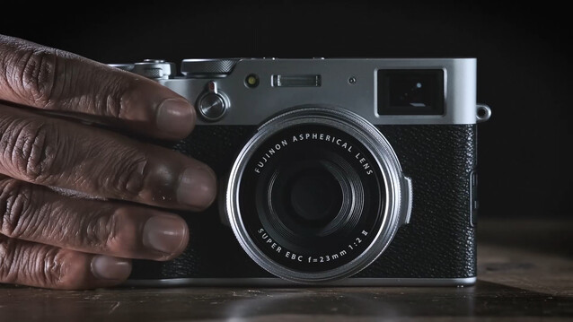 Fujifilm X100V z łatwością mieści się w kieszeni kurtki, ale nie ogranicza mocy ani użyteczności. (Źródło zdjęcia: Fujifilm)