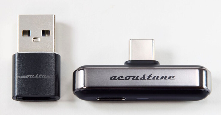 W zestawie z nadajnikiem Bluetooth Acoustune ATX001 znajduje się przejściówka z USB-C na USB-A.