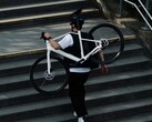 Roadlite:ON CF: Lekki rower elektryczny z napędem pasowym