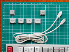 Dodatkowe nakładki na klawisze dla użytkowników systemów macOS i Windows oraz długi kabel USB typu C do C w oplocie.