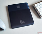Powerbank Baseus Blade 2 ma płaską obudowę z metalową ramką. (Zdjęcie: Notebookcheck)