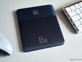 Powerbank Baseus Blade 2 ma płaską obudowę z metalową ramką. (Zdjęcie: Notebookcheck)