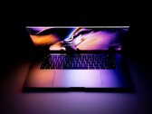 Oczekuje się, że MacBook Pro zostanie wkrótce wyposażony w tandemowy wyświetlacz OLED. (Źródło zdjęcia: Daniel Korpai)