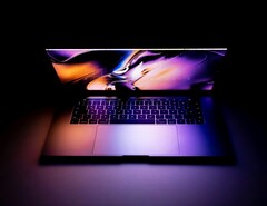 Oczekuje się, że MacBook Pro zostanie wkrótce wyposażony w tandemowy wyświetlacz OLED. (Źródło zdjęcia: Daniel Korpai)