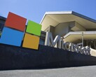 Oznakowanie Microsoft stoi przed budynkiem kampusu korporacyjnego