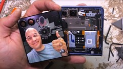 Rozbiórka Galaxy Z Flip 7 dowodzi, że telefon Samsunga z klapką nie jest odporny na kurz. (Źródło zdjęcia: JerryRigEverything)