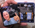Rozbiórka Galaxy Z Flip 7 dowodzi, że telefon Samsunga z klapką nie jest odporny na kurz. (Źródło zdjęcia: JerryRigEverything)