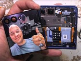 Rozbiórka Galaxy Z Flip 7 dowodzi, że telefon Samsunga z klapką nie jest odporny na kurz. (Źródło zdjęcia: JerryRigEverything)
