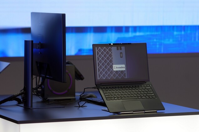 Ultrabook Kvadra NAU LP14 przedstawiony wraz ze stacją dokującą i zewnętrznym monitorem.