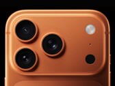 Zbliżenie modułu aparatu iPhone'a 17 Pro pokazujące nowe umiejscowienie lampy błyskowej. (Źródło obrazu: Apple)