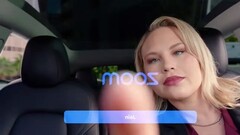 Kamery w kabinie Tesli zastępują nagaby na kierownicy (zdjęcie: Zoomtopia/YouTube)