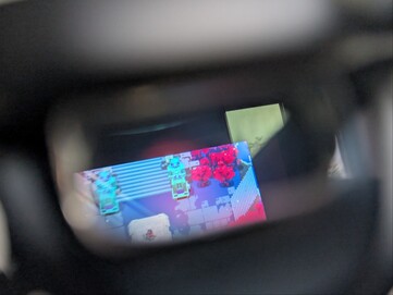 Xreal One Pro podłączony do Steam Deck z uruchomioną grą Hyper Light Drifter