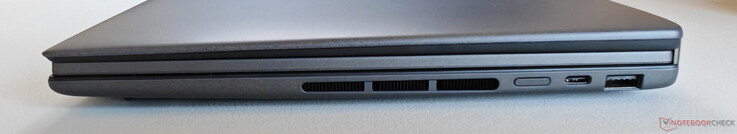 Po prawej stronie: Przycisk zasilania, USB-C 4.0 z Thunderbolt 4 (40 GBit/s, DisplayPort, Power Delivery), USB-A 3.2 Gen.2 (10 Gbit/s)