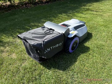 Anthbot N8 z workiem do zbierania trawy