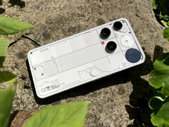 Nic Phone (3) z certyfikatem IP68 ma aluminiową ramkę i jest chroniony przez Gorilla Glass 7i (wyświetlacz) i Gorilla Glass Victus (tył). (Źródło zdjęcia: Notebookcheck)