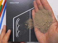 Samsung Galaxy Z Fold 7 to najnowszy telefon, który przeszedł testy wytrzymałości JerryRigEverything. (Źródło obrazu: JerryRigEverything na YouTube)