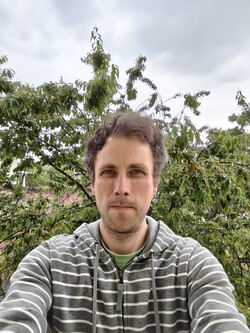 Selfie wykonane przednim aparatem tabletu Oppo Pad Mini