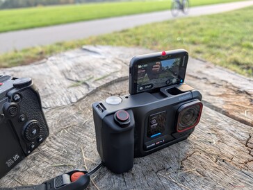Wyświetlacz Insta360 Ace Pro 2 idealnie nadaje się do selfie (tutaj z uchwytem)