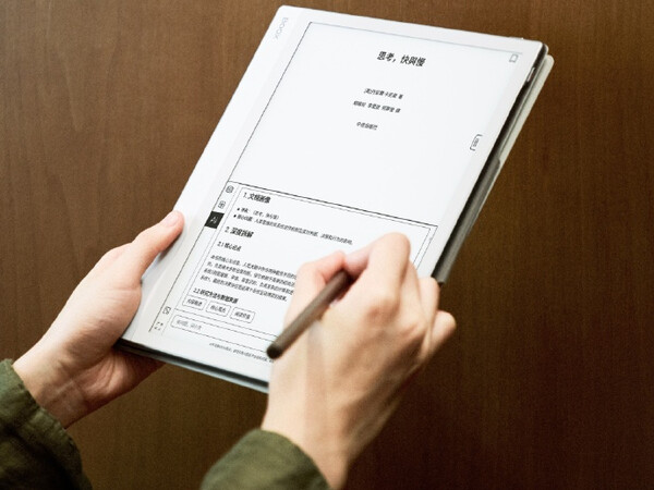Boox Note X6 obsługuje wielozadaniowość na podzielonym ekranie.