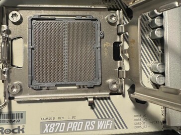 Gniazdo płyty głównej ASRock X870 Pro RS Wifi z pewnymi przebarwieniami. (Źródło zdjęcia: I_fliu na Reddit)