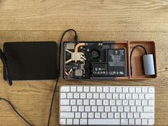 Bento wykorzystuje parę okularów wyświetlających, które pobierają wideo za pośrednictwem klucza sprzętowego schowanego w obudowie. Na zdjęciu - komponenty Steam Deck zamontowane w klawiaturze. (Źródło zdjęcia: r/SteamDeckModded na Reddit)