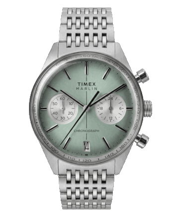 Zegarek Timex Marlin Jet Chronograph TW2Y89800 z wklęsłą tarczą w kolorze szałwiowej zieleni, białymi tarczami pomocniczymi chronografu, okienkiem datownika na godzinie 6, wypukłym szkiełkiem oraz bransoletą ze stali nierdzewnej w srebrnym odcieniu.