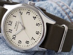 Zegarek Timex Weekender New England TW2Y86500 z kopertą w srebrnym odcieniu, kremową tarczą i ciemnozielonym skórzanym paskiem.