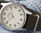 Zegarek Timex Weekender New England TW2Y86500 z kopertą w srebrnym odcieniu, kremową tarczą i ciemnozielonym skórzanym paskiem.