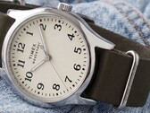 Zegarek Timex Weekender New England TW2Y86500 z kopertą w srebrnym odcieniu, kremową tarczą i ciemnozielonym skórzanym paskiem.