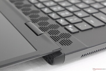 W przeciwieństwie do innych laptopów Alienware, pokrywę można otworzyć o 180 stopni