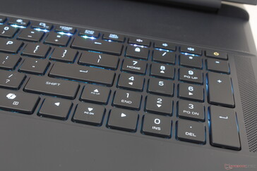 Pełnowymiarowa klawiatura numeryczna i klawisze strzałek są niespotykane w większości innych laptopów